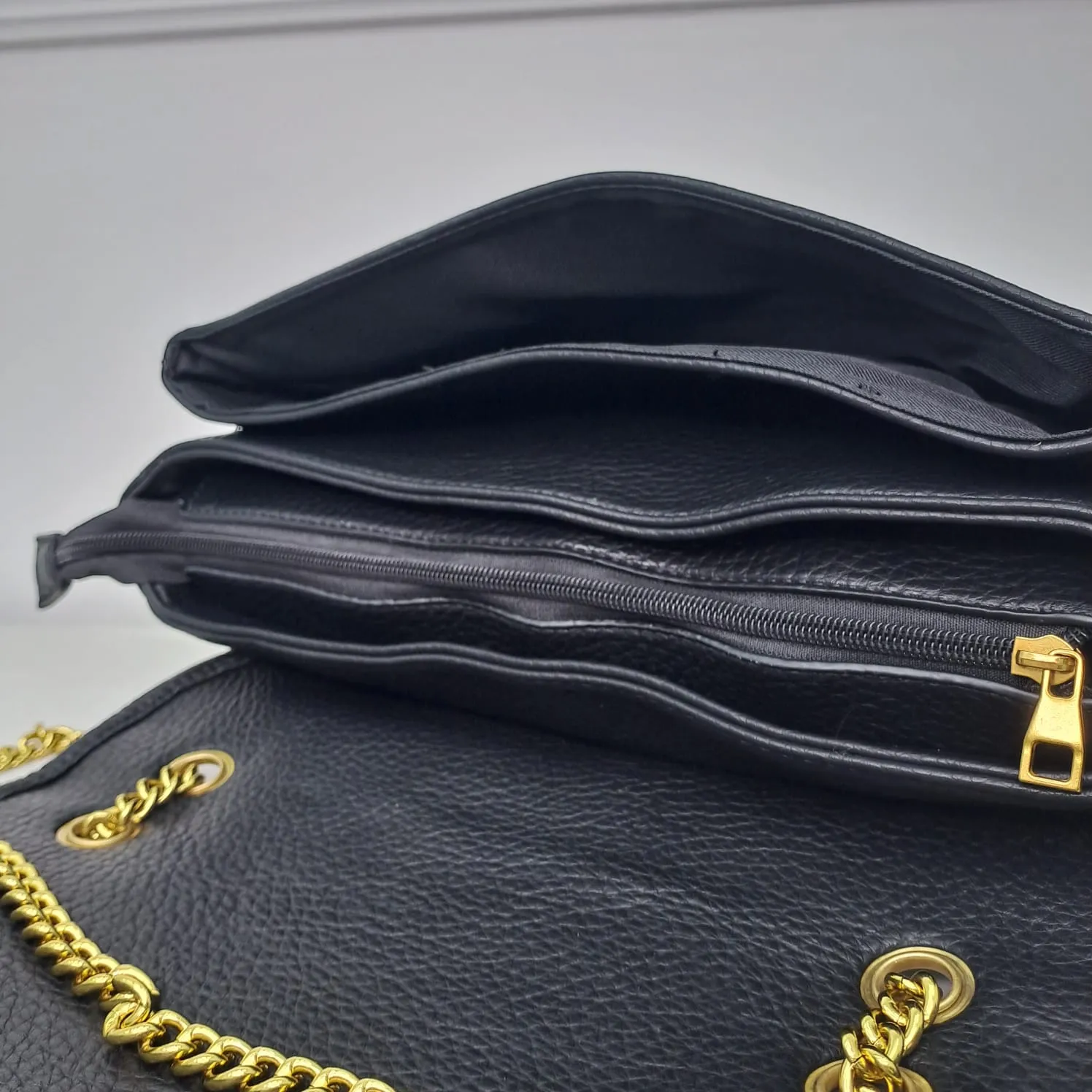 Borsa ampia rettangolare con catena oro e chiusura vintage