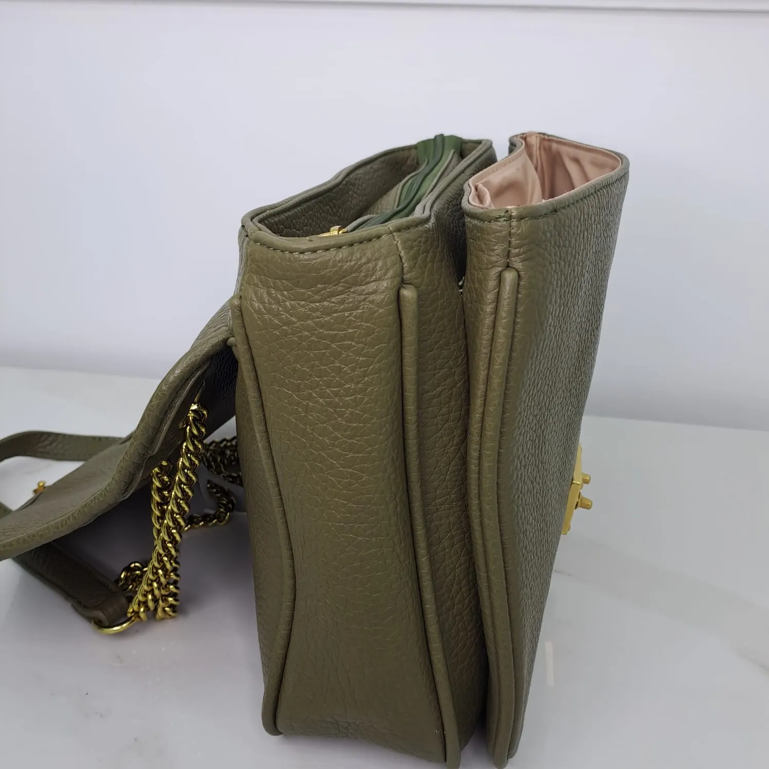 Borsa ampia rettangolare con catena oro e chiusura vintage