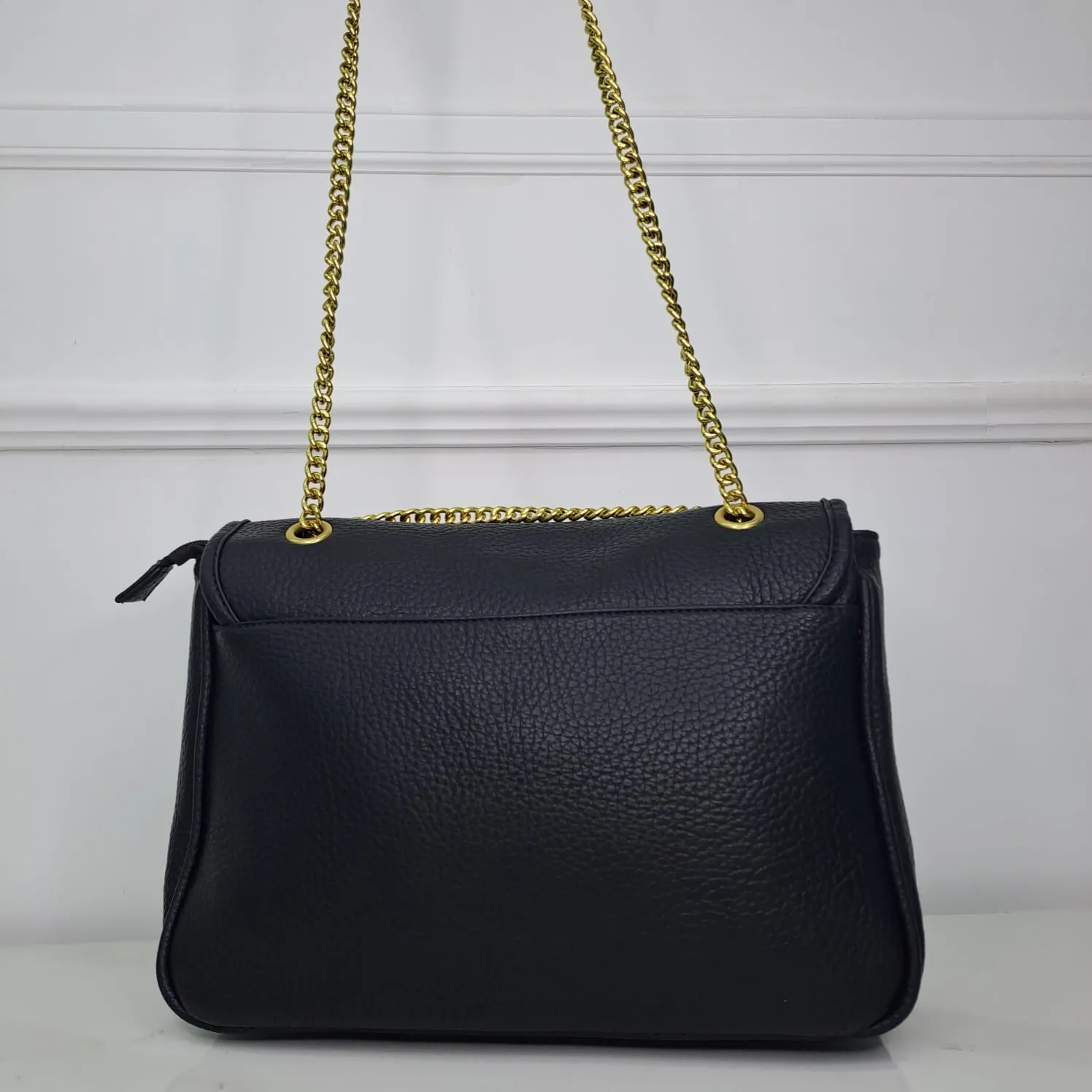 Borsa ampia rettangolare con catena oro e chiusura vintage