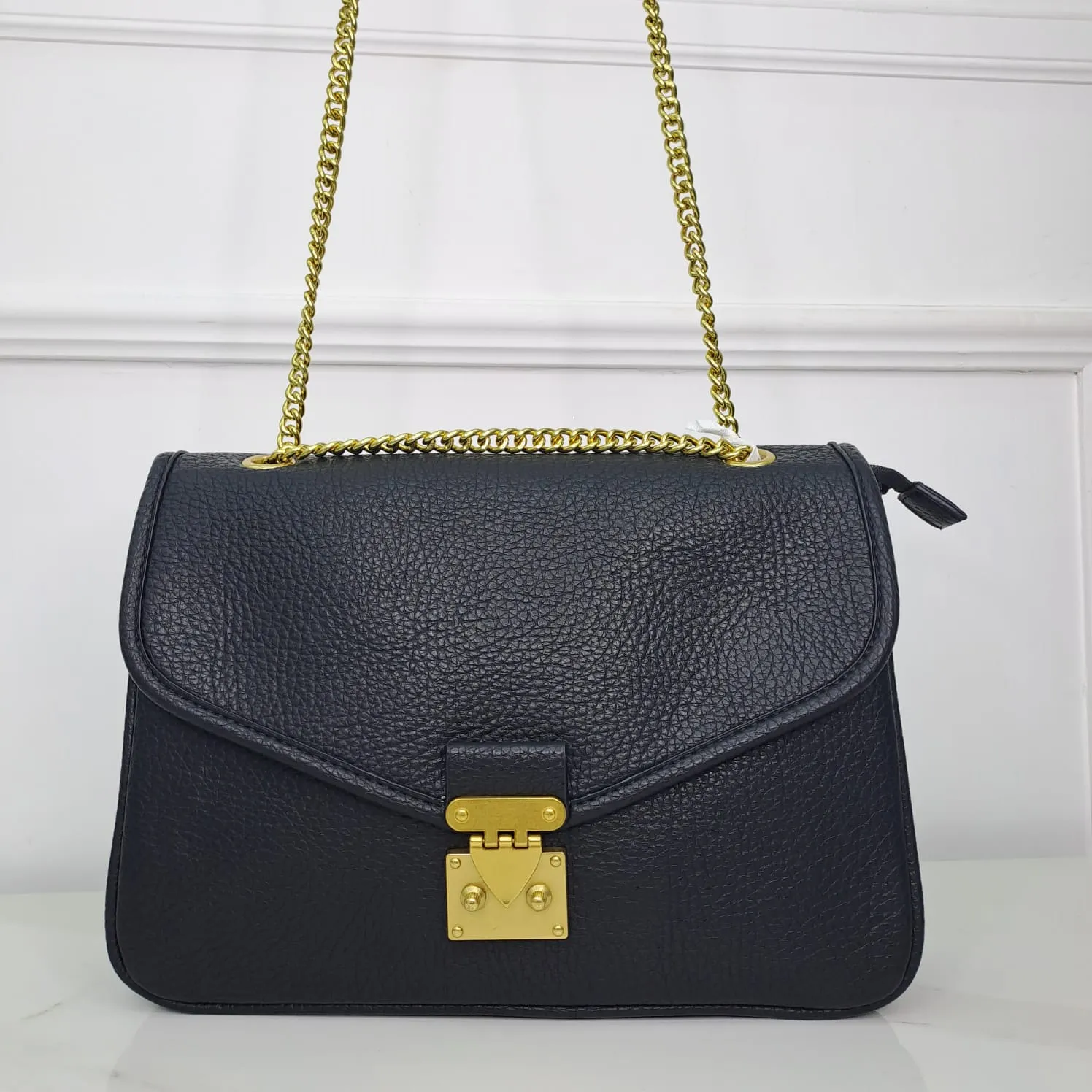 Borsa ampia rettangolare con catena oro e chiusura vintage