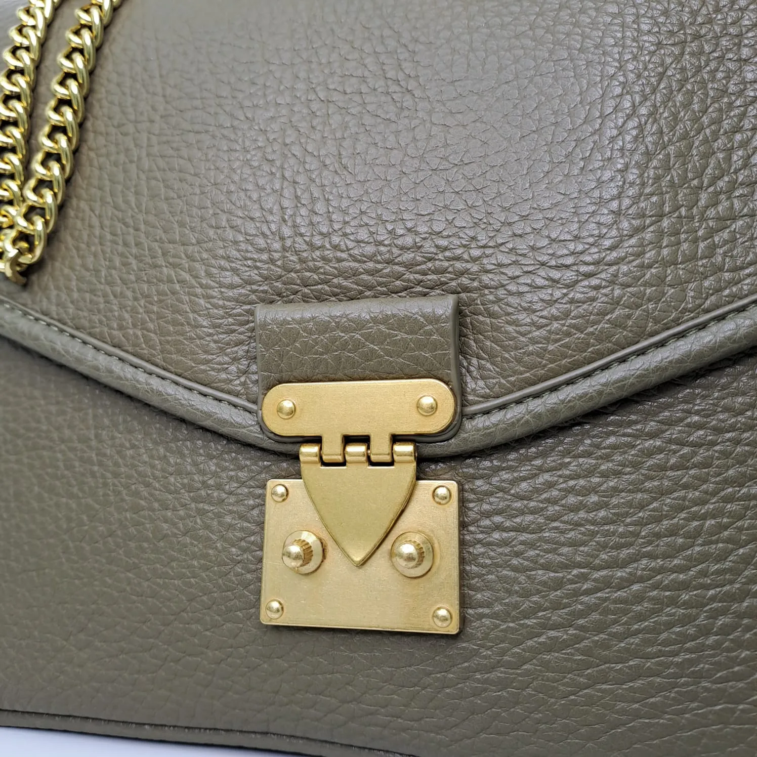 Borsa ampia rettangolare con catena oro e chiusura vintage