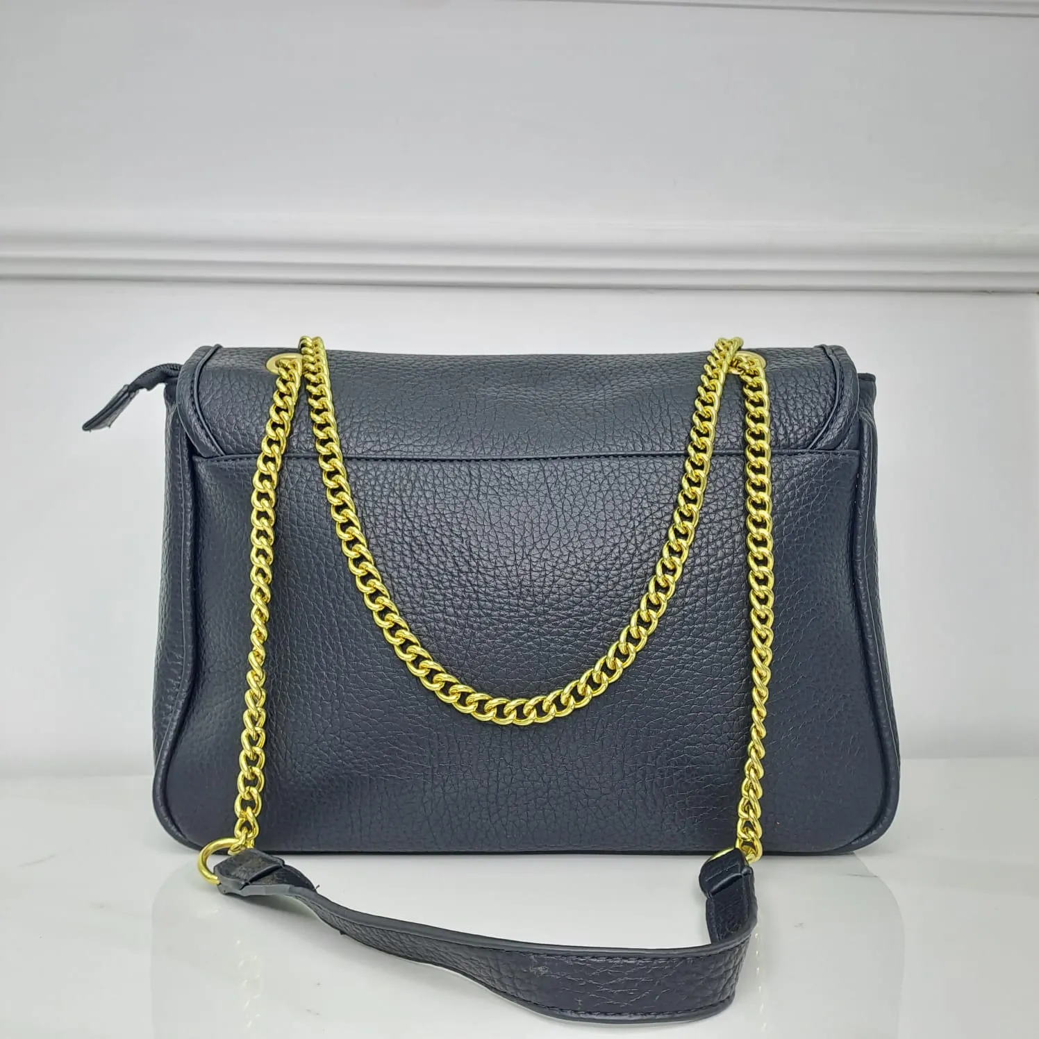 Borsa ampia rettangolare con catena oro e chiusura vintage