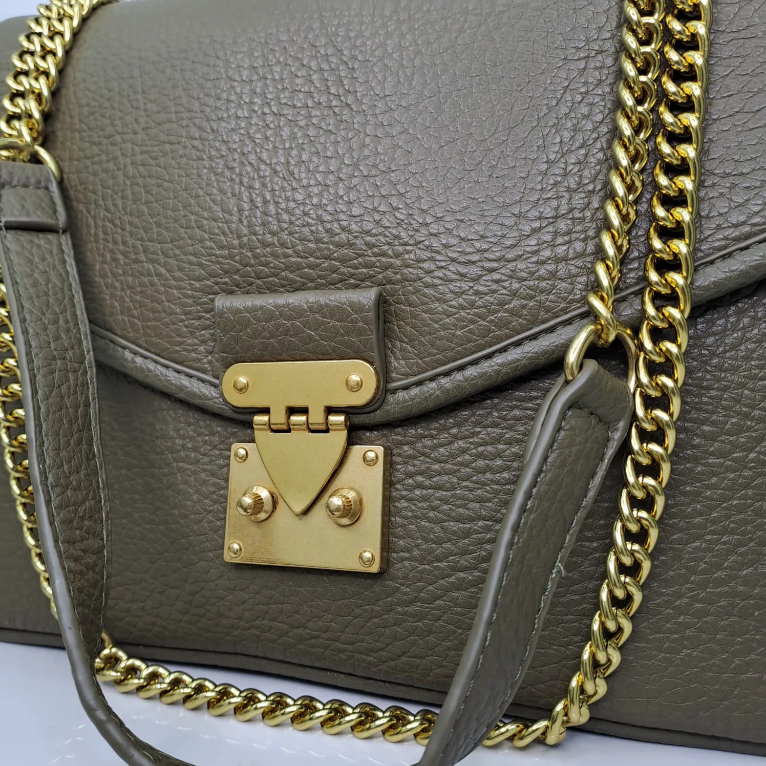 Borsa ampia rettangolare con catena oro e chiusura vintage