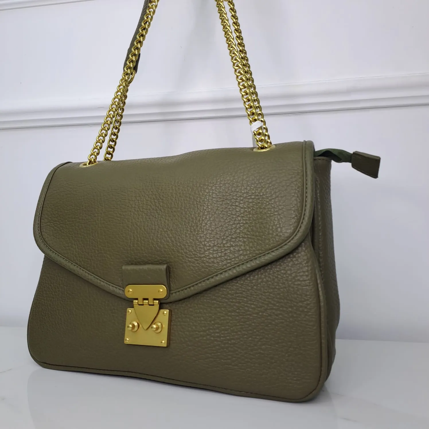 Borsa ampia rettangolare con catena oro e chiusura vintage
